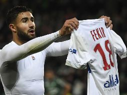 Tras el gesto de Fekir, la afición del Lyon irrumpió en el campo provocando la interrupción del partido. AFP/P. Desmazes