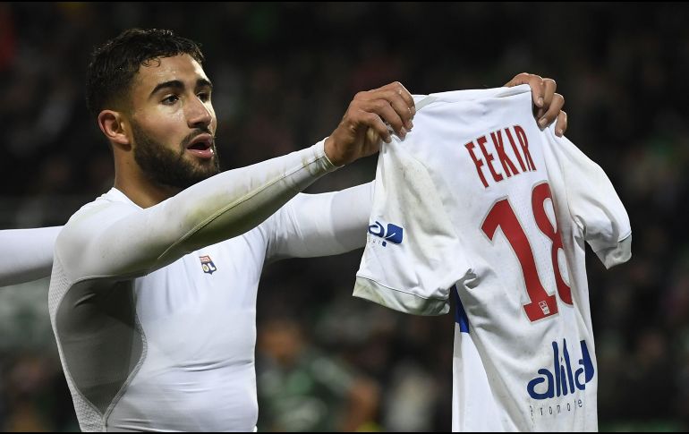 Tras el gesto de Fekir, la afición del Lyon irrumpió en el campo provocando la interrupción del partido. AFP/P. Desmazes