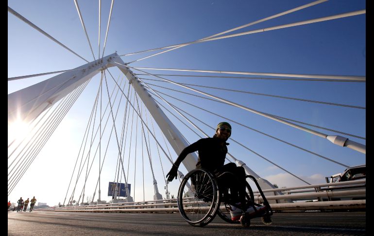Participantes del Maratón Internacional de Guadalajara recorren el puente Atirantado. El etíope Musa Babo Ido ganó el primer lugar en la categoría varonil y la keniana Caroline Jebiwot Kiptoo, en la femenil. EFE/U. Ruiz