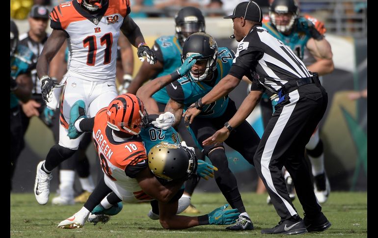 A. J. Green, el receptor abierto de los Bengals de Cincinnati, y el cornerback Jalen Ramsey, de los Jaguars de Jacksonville, pelean tras una jugada en partido de la NFL en Jacksonville. AP/P. Ebenhack