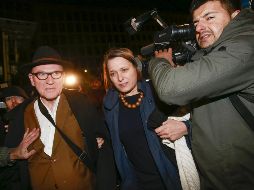 El abogado Paul Bekaert (izquierda), mientras abandona la fiscalía de Bruselas tras las audiencias celebradas con Carles Puigdemont. EFE / ARCHIVO