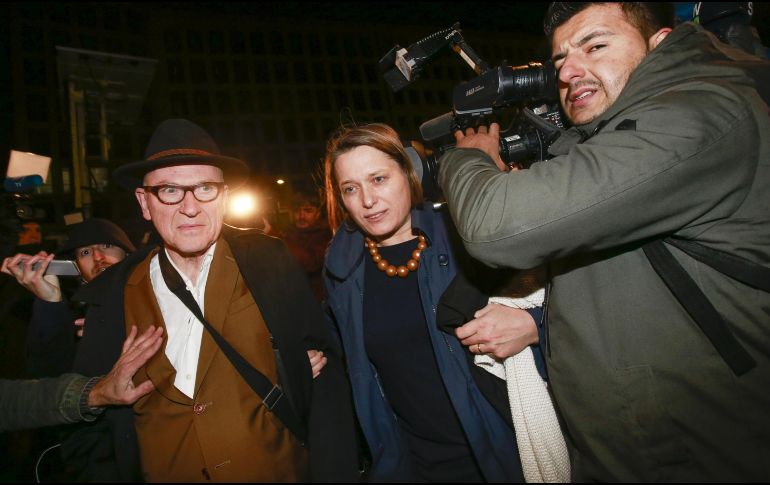 El abogado Paul Bekaert (izquierda), mientras abandona la fiscalía de Bruselas tras las audiencias celebradas con Carles Puigdemont. EFE / ARCHIVO