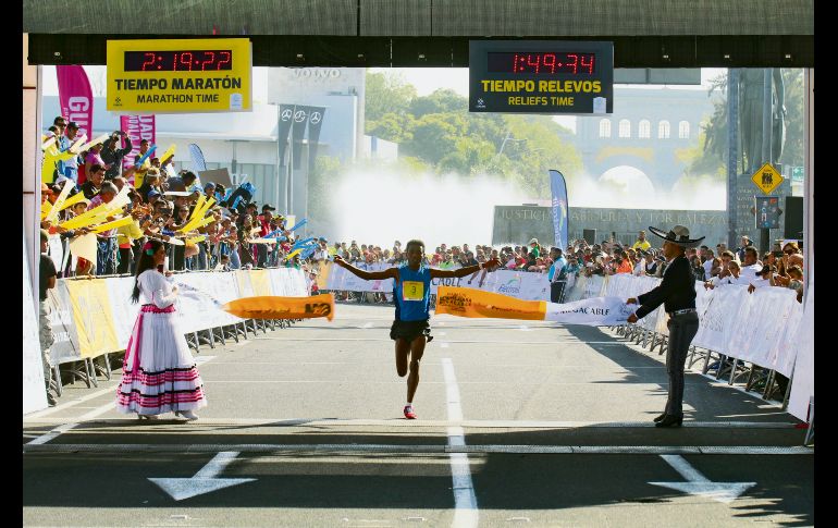 Sin rival. El etíope Musa Babo Ido se escapó en solitario hasta cruzar la línea de meta para llevarse el triunfo ayer. EL INFORMADOR/G. Gallo