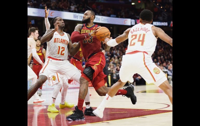 A pesar del esfuerzo, LeBron James no pudo evitar una caída más de los Cavaliers, que iniciaron bien la temporada, pero que han perdido cinco de los últimos siete. AP