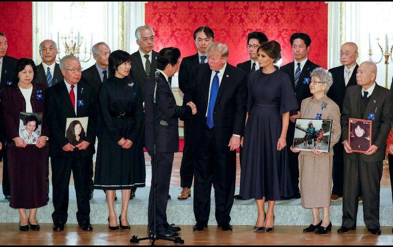 Donald Trump (c-d), saluda al primer ministro nipón, Shinzo Abe (c-i), junto a la primera dama de EU, Melania Trump (3d), y la mujer de Abe, Akie (3i), durante una reunión con familiares de secuestrados por Corea del Norte en Tokio. EFE/K. Mayama