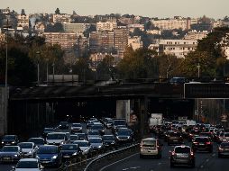 Largas filas de autos se podían ver en las principales calles de la capital francesa. AFP/P. Lopez