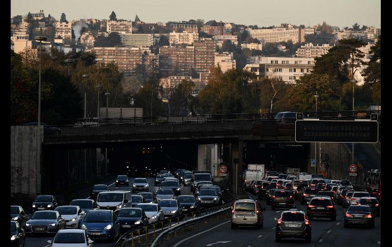 Largas filas de autos se podían ver en las principales calles de la capital francesa. AFP/P. Lopez
