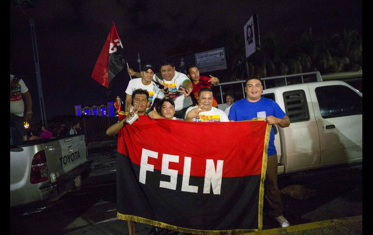 Varios miembros de la juventud sandinista celebran de la ventaja del partido de gobierno en las elecciones municipales. EFE/J. Torres