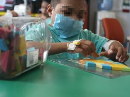 Iván padece insuficiencia renal por lo que permanece internado en el área de Pediatría del IMSS. EL INFORMADOR/G. Gallo