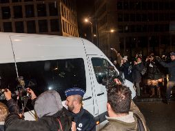 Puigdemont y los cuatro exconsejeros catalanes abandonan el Juzgado a bordo de un vehículo luego de que los dejaran en libertad, aunque con medidas cautelares. AP/G. Vanden