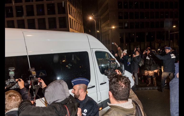 Puigdemont y los cuatro exconsejeros catalanes abandonan el Juzgado a bordo de un vehículo luego de que los dejaran en libertad, aunque con medidas cautelares. AP/G. Vanden