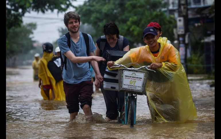 Residentes caminan por las calles inundadas de Hoi An. EFE/W. Woon