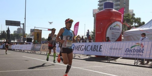 Exitoso Marat&oacute;n de Guadalajara hidratado con Electrolit