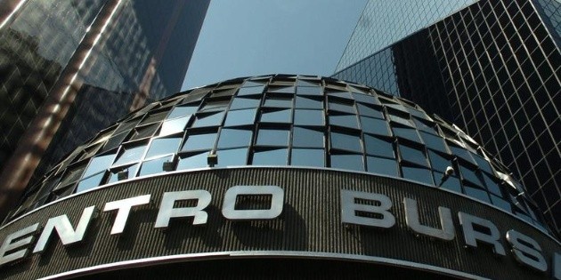 Bolsa Mexicana baja, atenta a reforma fiscal en EU