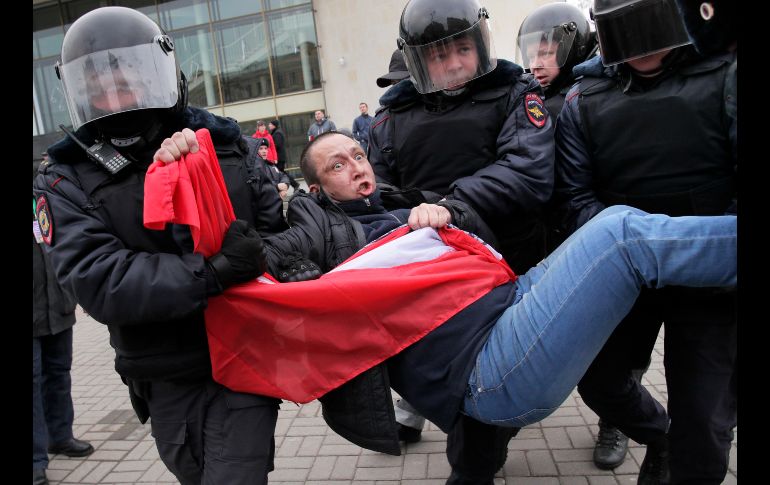 Un integrante del movimiento Otra Rusia grita tras ser detenido por la policía en una manifestación no autorizada, y convocada por el centenario de la revolución bolchevique, en San Petersburgo, Rusia. AP/D. Lovetsky