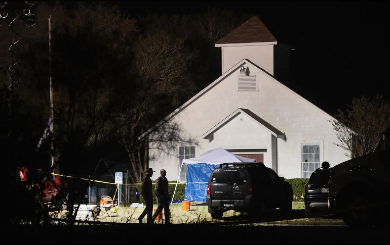 El tiroteo dentro de la iglesia baptista dejó 26 muertos, entre ellos niños y ancianos que acudían al servicio religioso. AFP / S. Olson