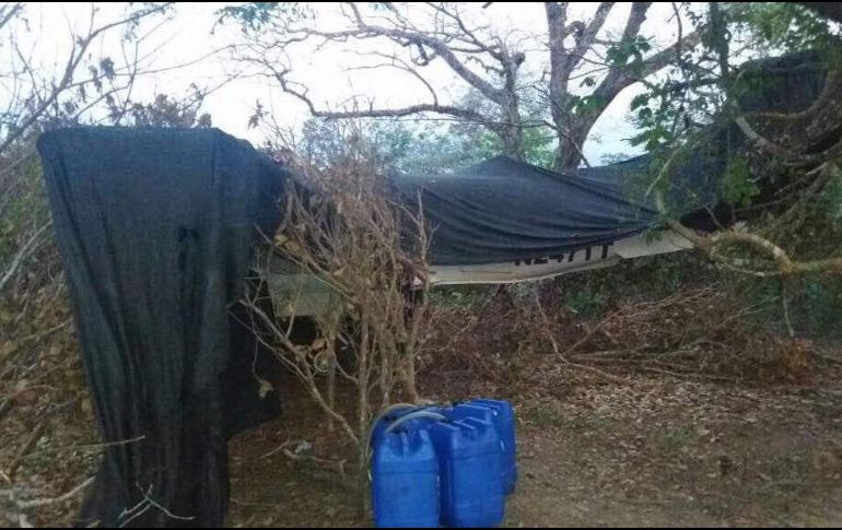 La aeronave estaba siendo abastecida de combustible para dirigirse a otra pista no autorizada. TWITTER/@NestorReverol