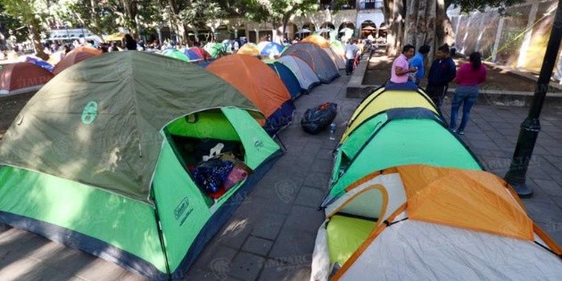 Tras vacaciones, maestros reanudan "plant&oacute;n" y protestas en Oaxaca