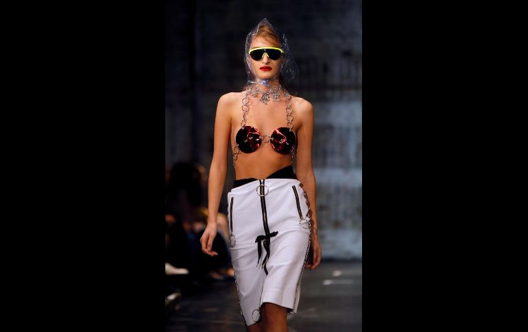 Una modelo presenta una de las creaciones de la diseñadora turca DB Berdan. durante la Semana de la Moda de Tiflis, Georgia. EFE/Z. Kurtsikidze