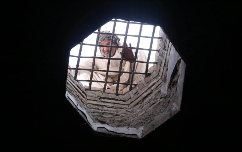 Un operario trabaja en las labores de reconstrucción de una sinagoga en Herat, Afganistán, después de décadas de abandono. EFE/J. Rezayee
