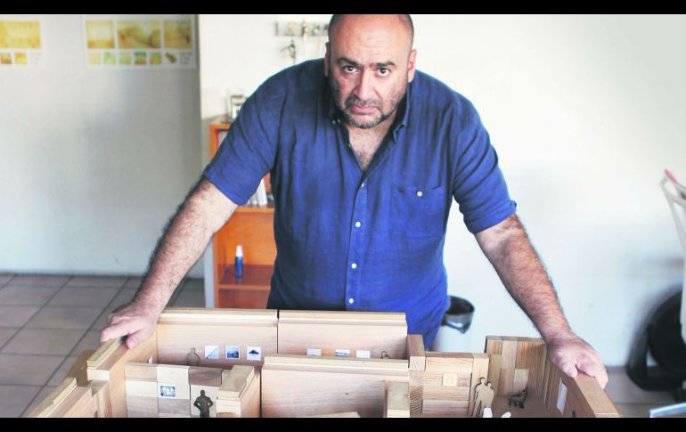 Distribución. El acomodo de las piezas que ocuparán una de las salas del MURA. En la foto, Jorge Tejeda. EL INFORMADOR/A. Camacho