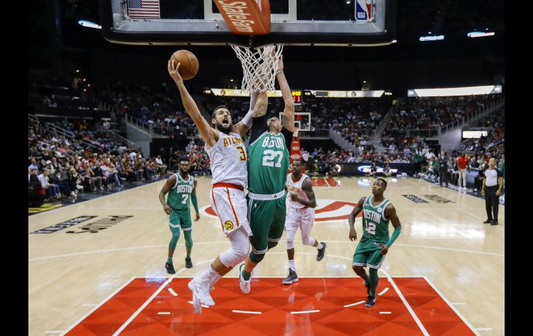 Daniel Theis (d) de Celtics, en acción ante el defensa de los Atlanta Hawks Marco Belinelli (i) durante la segunda mitad del juego. EFE/S. Lesser