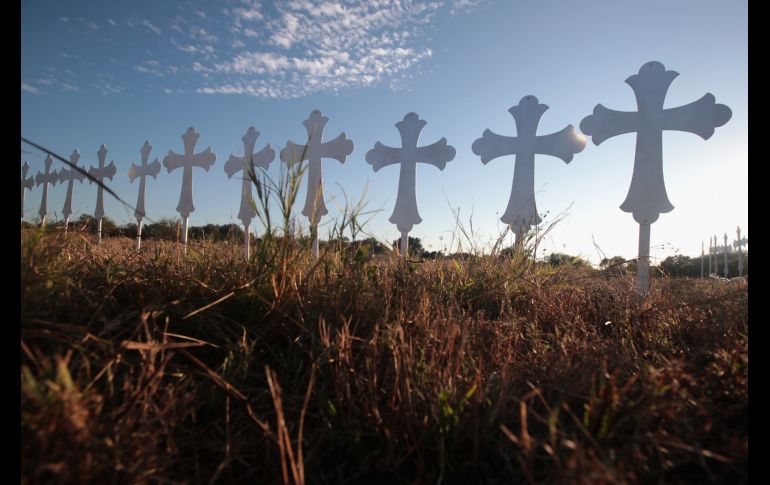 Pobladores instalaron 26 cruces en un campo en honor a las víctimas del ataque. AFP/S. Olson