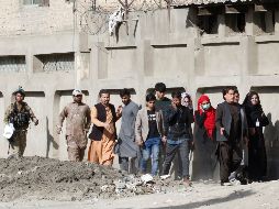 Soldados escoltan a periodistas rescatados de la sede del canal privado de televisión Shamshad TV tras el ataque. EFE/H. Amid