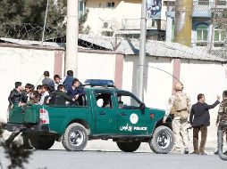 Soldados trasladan a niños rescatados de la sede del canal privado de televisión Shamshad luego del tiroteo. EFE/H. Amid