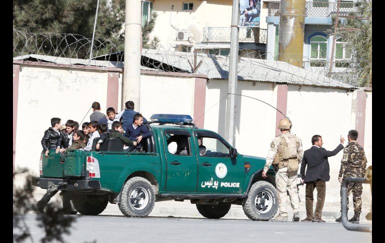 Soldados trasladan a niños rescatados de la sede del canal privado de televisión Shamshad luego del tiroteo. EFE/H. Amid