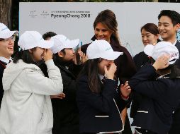 Internautas surcoreanos elogian la interacción de Melania con las niñas y una famosa estrella de pop surcoreana. AFP / A. Young-Joon