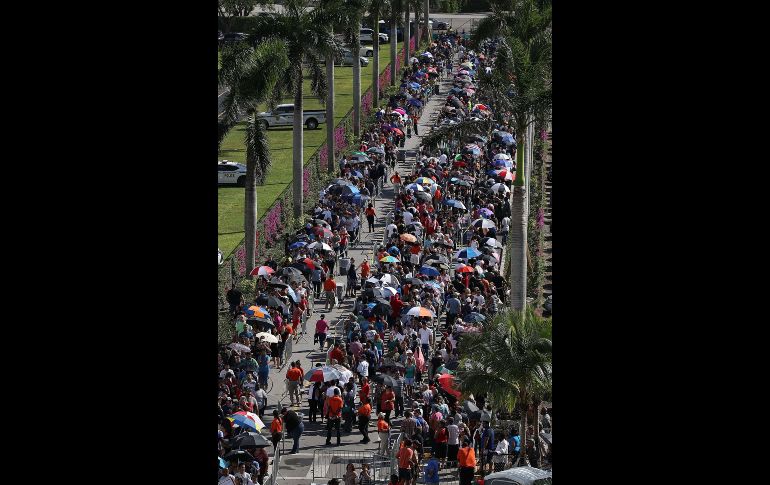 Algunas de las miles de personas que se congregaron en un centro de Miami Gardens, Florida, para reclamar ayuda para comprar alimentos como damnificadas del huracán 