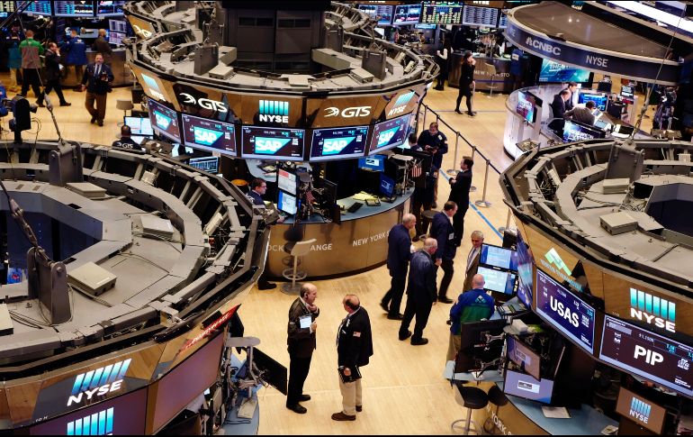 Tras una apertura alcista, el color rojo dominó los tres principales indicadores de Wall Street a lo largo del martes. AP /ARCHIVO