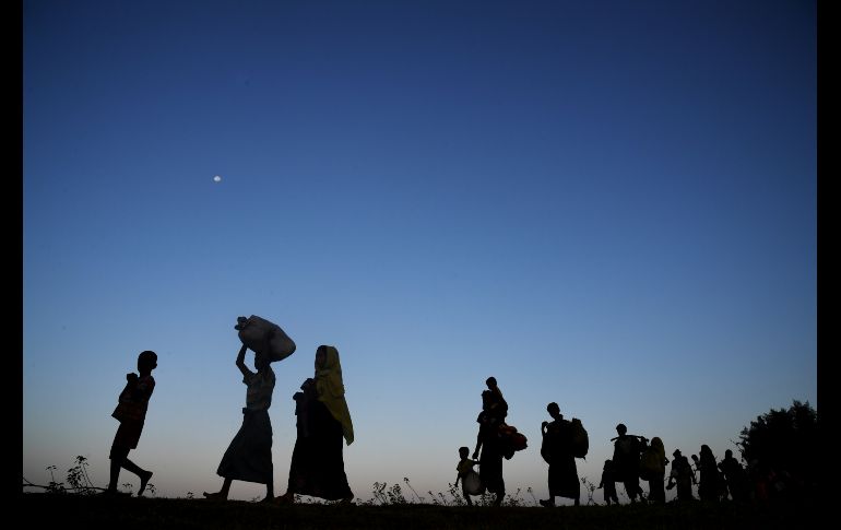 Refugiados rohinyás provenientes de Birmania caminan a campamentos tras ingresar al distrito Teknaf de Bangladesh. AFP/D. Sarkar
