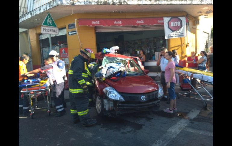 En el auto resultaron cinco personas lesionadas. ESPECIAL/ Bomberos de Guadalajara