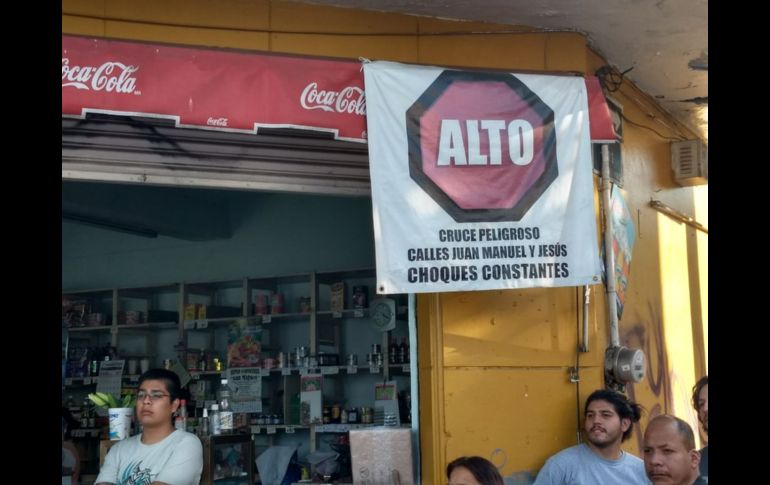 En el cruce hay un letrero que advierte de la frecuencia de choques. ESPECIAL/ Bomberos de Guadalajara