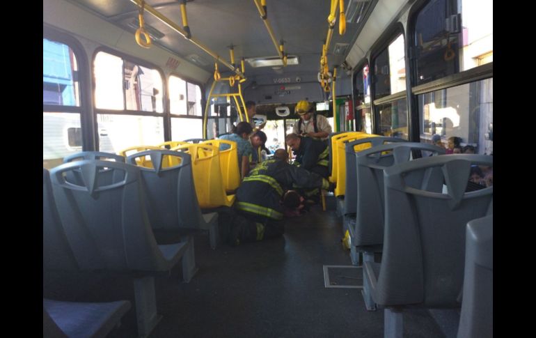 Bomberos auxilian a un pasajero. ESPECIAL/ Bomberos de Guadalajara
