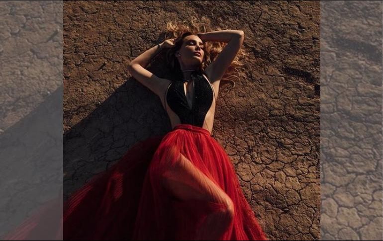 Belinda aparece sentada en el suelo, luce un pronunciado escote y una falda de tul con la que resalta sus largas piernas. INSTAGRAM / belindaperegrin