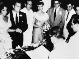 En la imagen aparece Liz Taylor y Michael Todd junto a Mario Moreno 