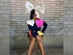 Sia encara a paparazzi y publica foto desnuda