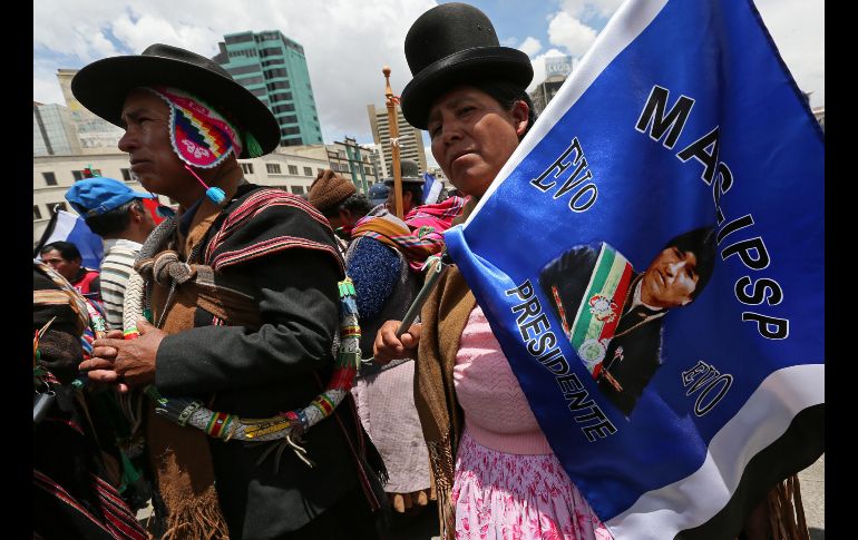 Una pareja de indígenas aimaras junto a partidarios del presidente de Bolivia, Evo Morales, se movilizan en La Paz, para expresar su respaldo a que pueda volver a postular en las elecciones de 2019, pese a que la Constitución no lo permite. EFE/M. Alipaz