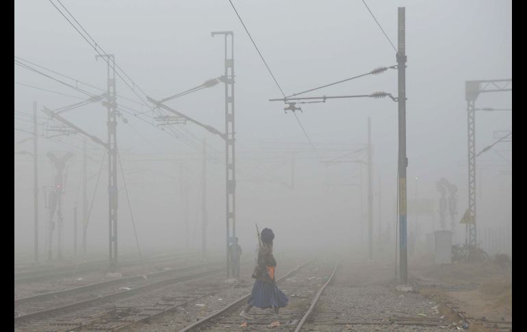 Un integrante del ejército indio cruza una vía de entre entre una densa capa de contaminación en Amritsar, India. AFP/N. Nanu