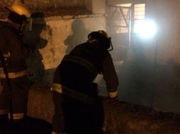 Tras una valoración rápida, personal de bomberos sólo se reporta daños materiales. ESPECIAL/