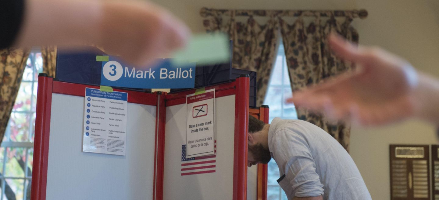 Ciudadanos de Virginia acuden a votar este martes para elegir a un nuevo gobernador. AFP/A. Caballero