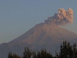 El lunes coloso emitió una columna de gases y ceniza a las 16:53 y a la 01:00 de este martes exhaló una columna de dos kilómetros. TWITTER / @SkyAlertMx
