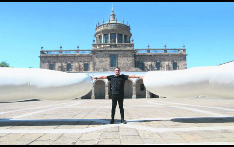 Artista. El creador posa con su obra con la cúpula Tolsá al fondo. EL INFORMADOR/E. Barrera