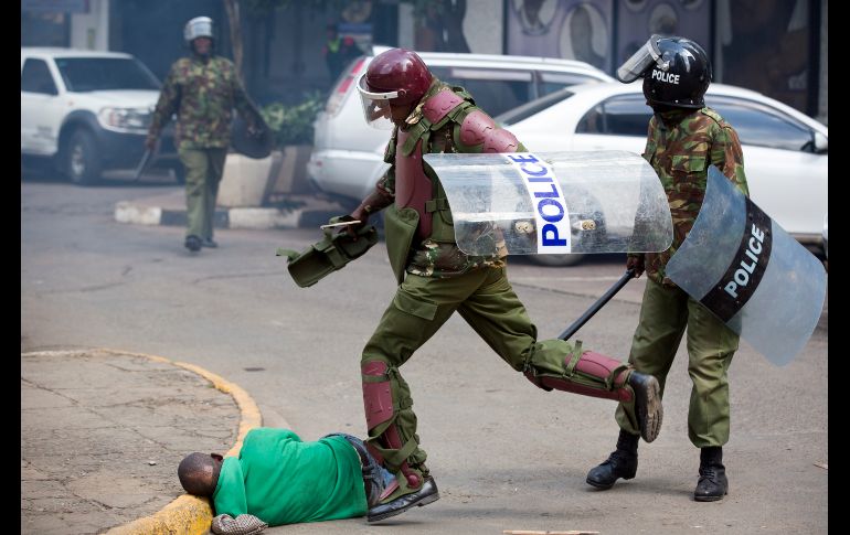 Según un organismo, doce personas perdieron la vida, entre ellas un menor, y 60 resultaron heridas sólo en las protestas contra la repetición. AP/ARCHIVO