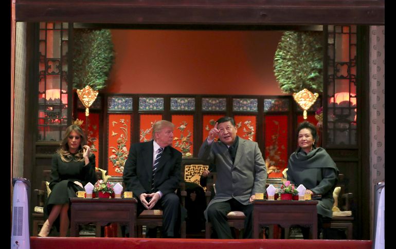 Xi y Peng, una famosa soprano en su país, vestidos con abrigos grises, mostraron a los Trump, ambos de negro riguroso, las distintas estancias imperiales. AP/A. Harnik