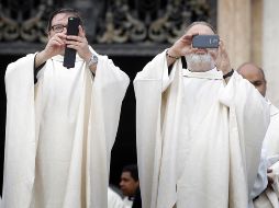 El Papa asegura que siente tristeza cuando celebra misa y ve tantos celulares 