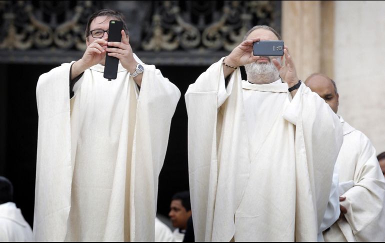 El Papa asegura que siente tristeza cuando celebra misa y ve tantos celulares 
